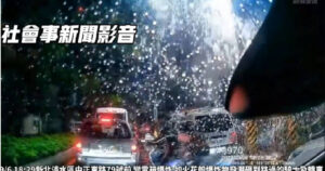 悚！台電變電箱「連續爆」如煙火畫面曝光　汽車停等紅燈慘遭碎片攻擊