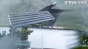 影／「海葵」吹翻綠島民宅屋頂　民眾驚恐大喊：怎麼辦！