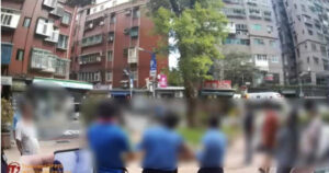 誇張！疑工作「分配不均」爆糾紛　清潔工竟暴走持刀朝警衛攻擊
