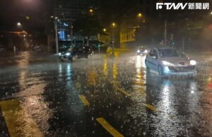 低壓雨彈猛轟「17縣市」！整天都得帶傘　台南、高屏嚴防大雷雨
