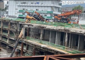 北市京華城工地意外！「吊車180度倒栽蔥」　駕駛一度受困