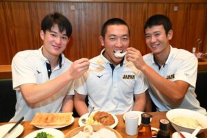 終於吃到台灣美食！日本U18鼎泰豐集合　大讚「小籠包超好吃」