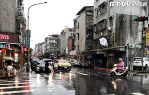 快把拖鞋拿出來！全台「20縣市」豪雨特報　新北、桃園小心大雷雨