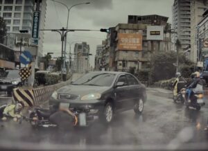 女闖紅燈撞飛騎士！事故畫面曝光　網砲轟：簡直謀殺