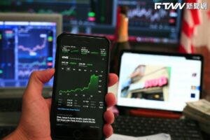 大哥小兒都買A蛇！外資買超12億滿手電子股　網友驚喊：偷拉「這檔」