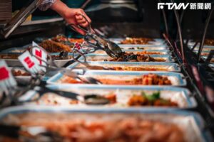 年紀大了「每勘幾」？聚餐揪吃到飽沒人理　網友解答：是折磨！