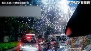 影／淡水變電箱連爆兩次　路旁汽機車遭火花波及