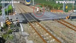 影／老翁騎單車闖平交道　慘遭區間快車撞擊重創不治