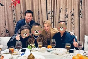 「安心偷吃」後激罕同框　 許志安乖巧合影鄭秀文與岳母